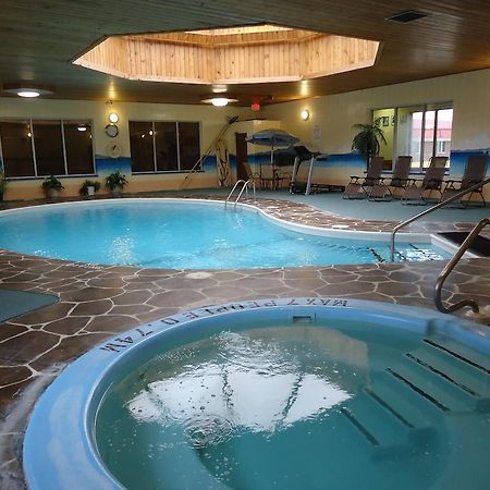 Canway Inn & Suites Dauphin Екстер'єр фото
