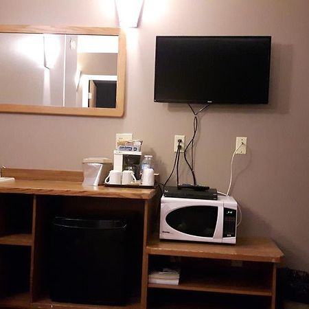 Canway Inn & Suites Dauphin Екстер'єр фото