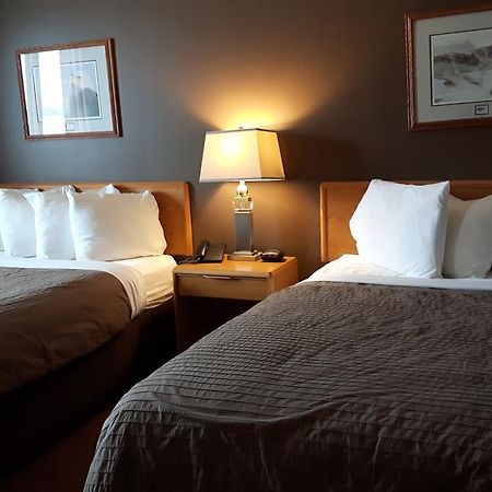 Canway Inn & Suites Dauphin Екстер'єр фото