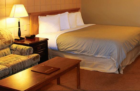 Canway Inn & Suites Dauphin Екстер'єр фото