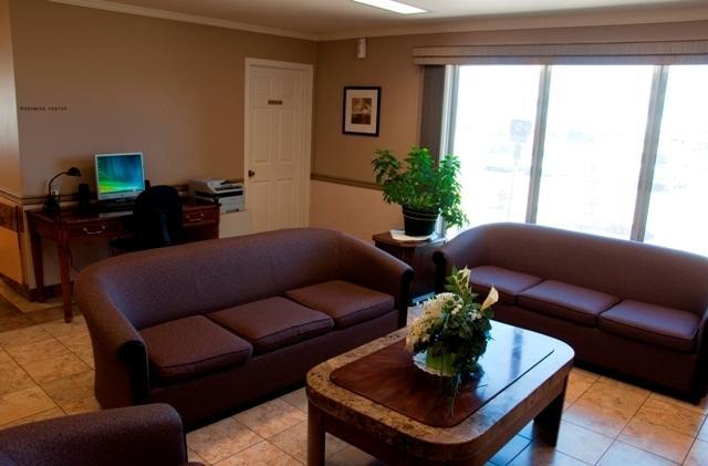 Canway Inn & Suites Dauphin Екстер'єр фото