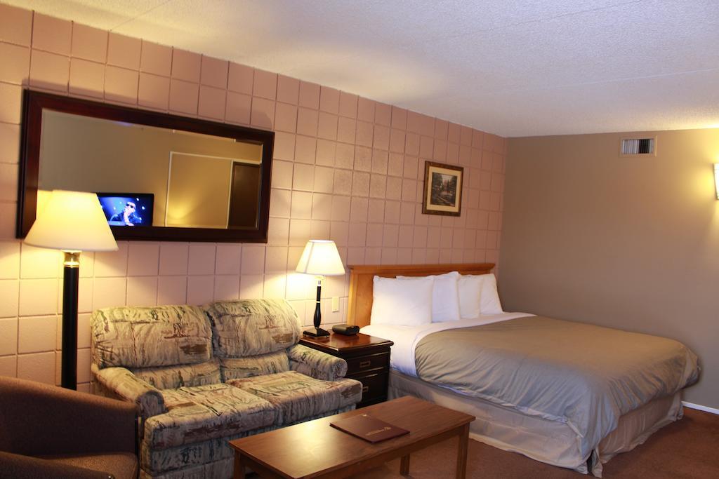 Canway Inn & Suites Dauphin Екстер'єр фото