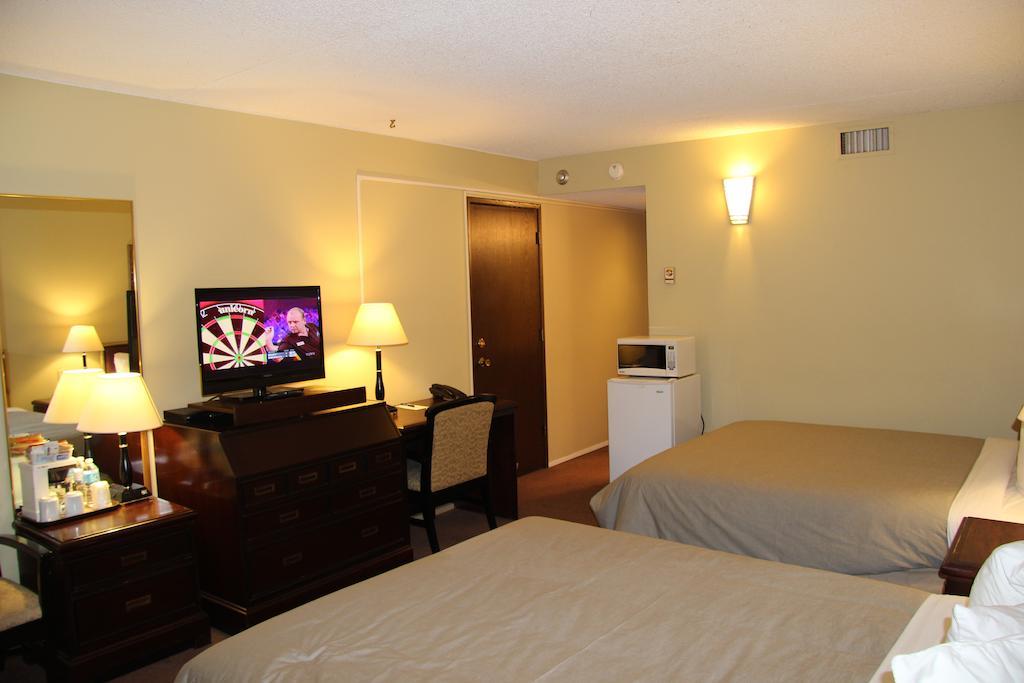 Canway Inn & Suites Dauphin Екстер'єр фото