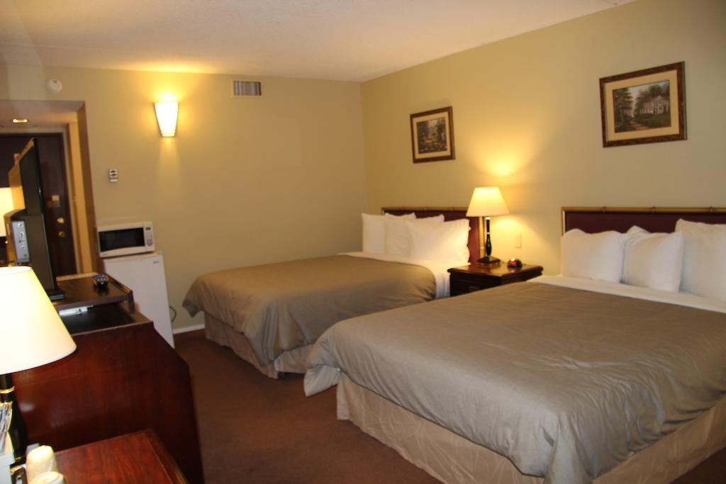 Canway Inn & Suites Dauphin Екстер'єр фото