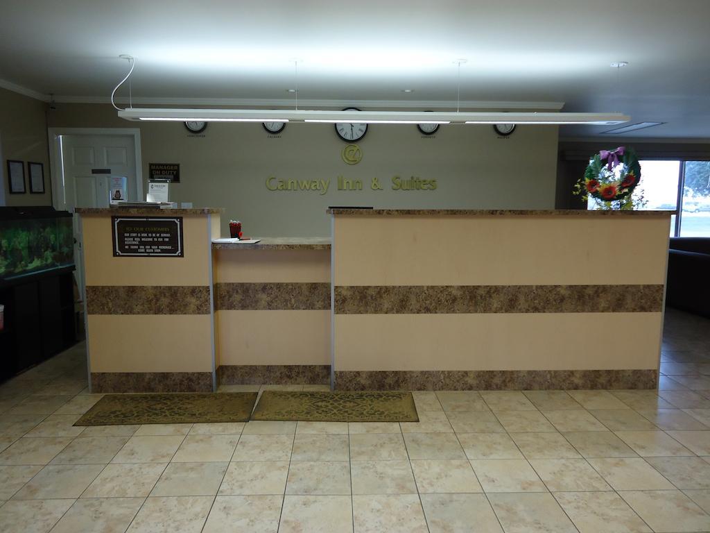 Canway Inn & Suites Dauphin Екстер'єр фото