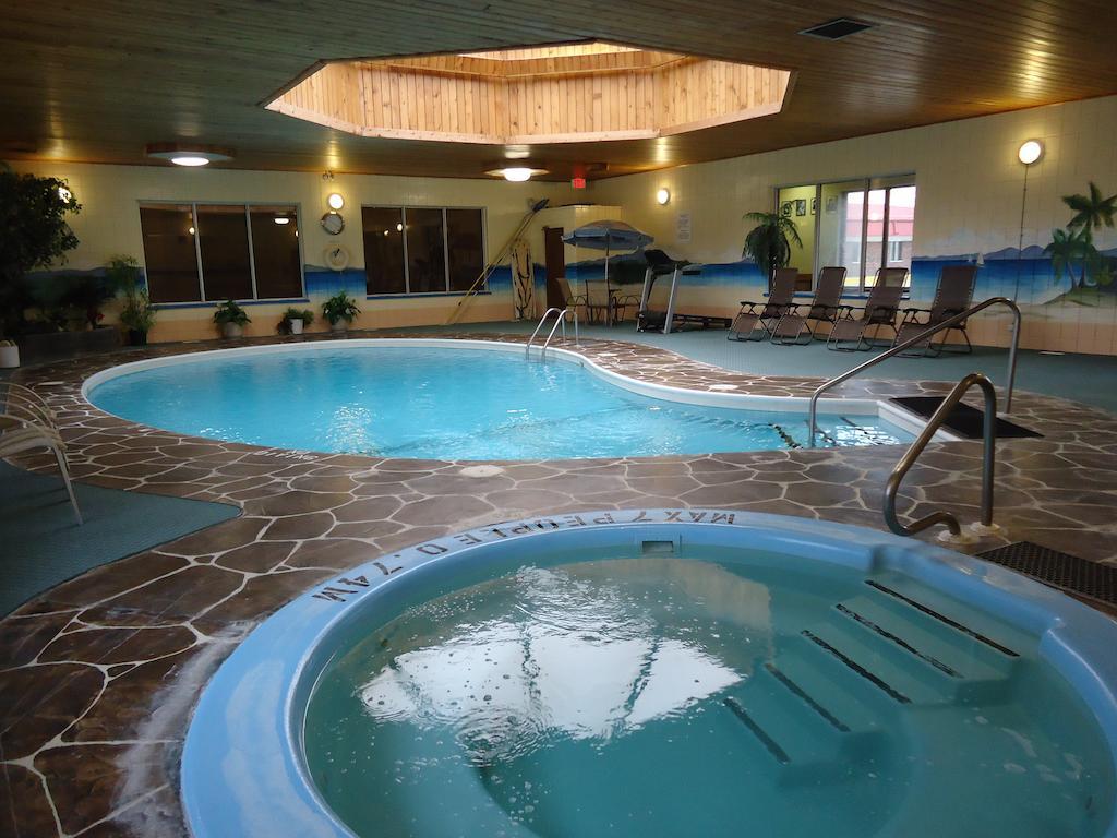 Canway Inn & Suites Dauphin Екстер'єр фото