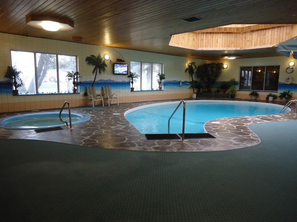 Canway Inn & Suites Dauphin Екстер'єр фото