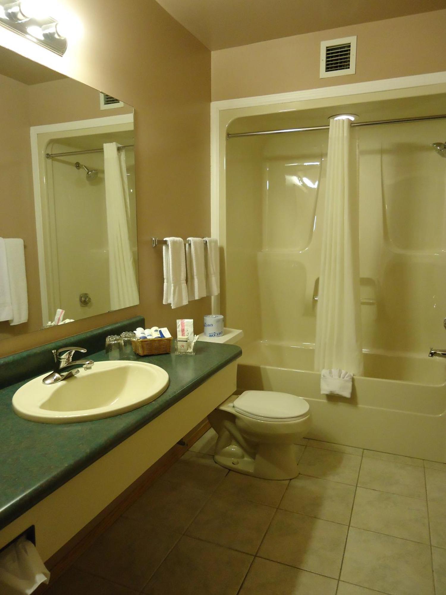 Canway Inn & Suites Dauphin Номер фото