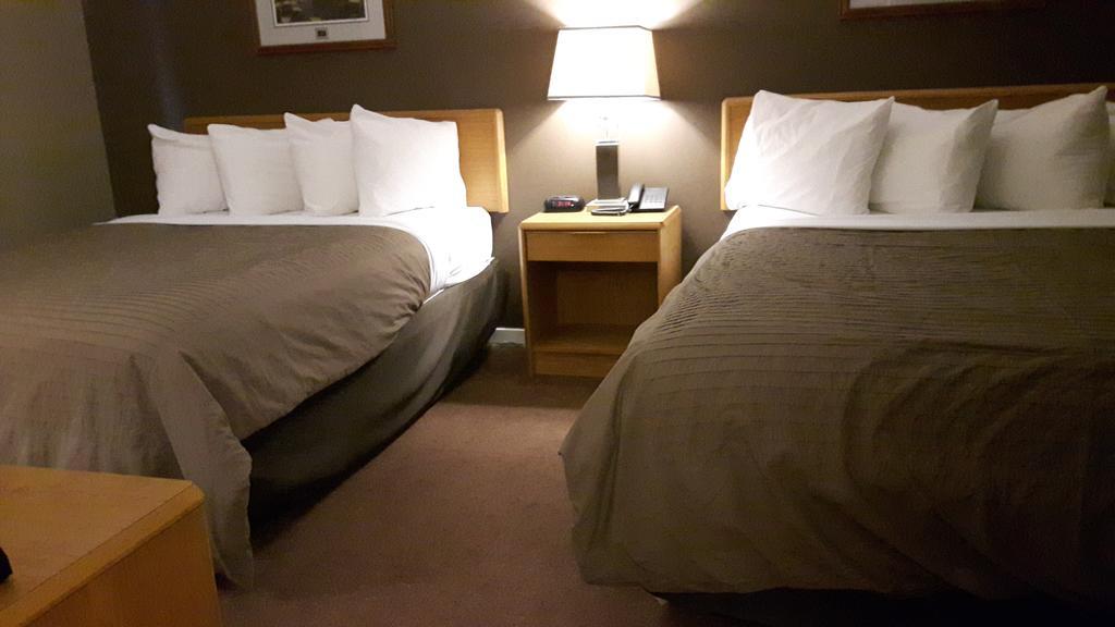 Canway Inn & Suites Dauphin Екстер'єр фото