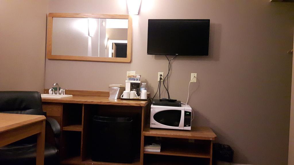 Canway Inn & Suites Dauphin Екстер'єр фото