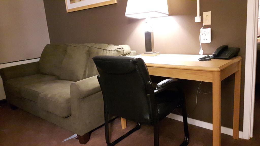 Canway Inn & Suites Dauphin Екстер'єр фото