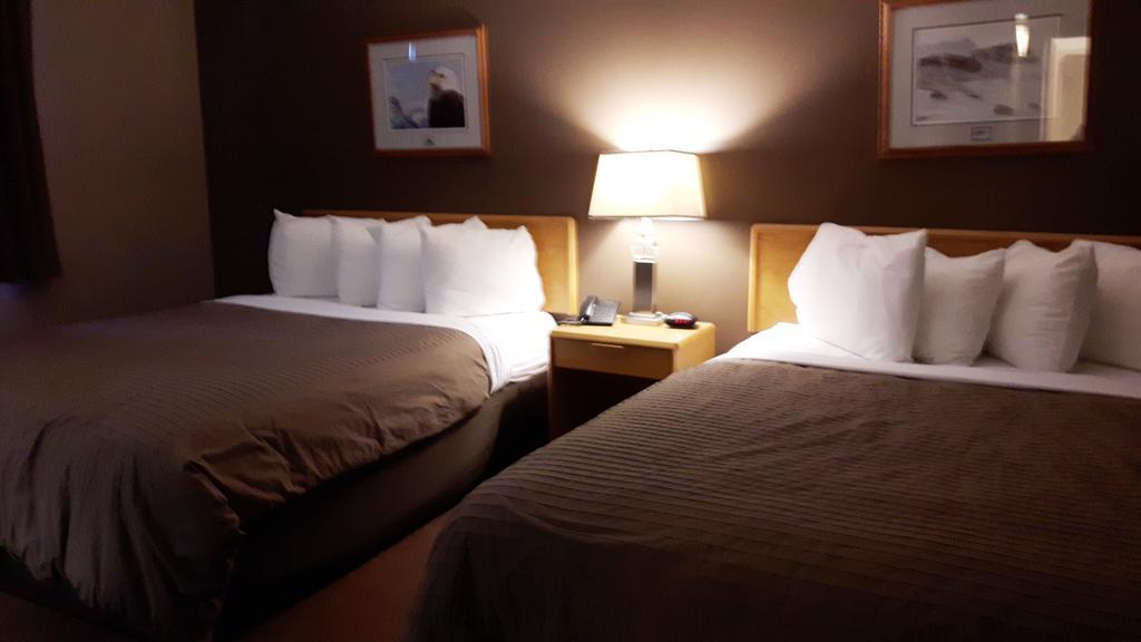 Canway Inn & Suites Dauphin Екстер'єр фото