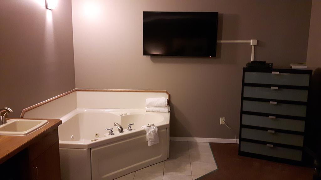 Canway Inn & Suites Dauphin Екстер'єр фото