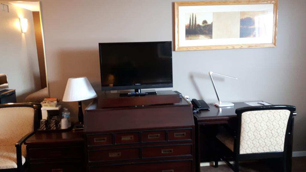 Canway Inn & Suites Dauphin Екстер'єр фото
