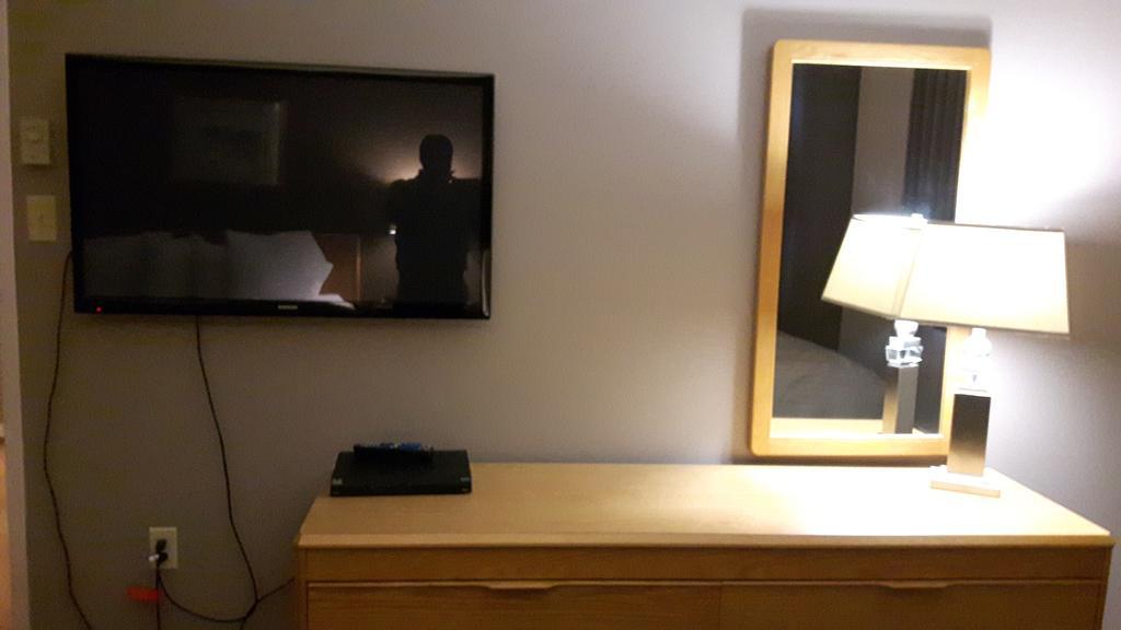Canway Inn & Suites Dauphin Екстер'єр фото
