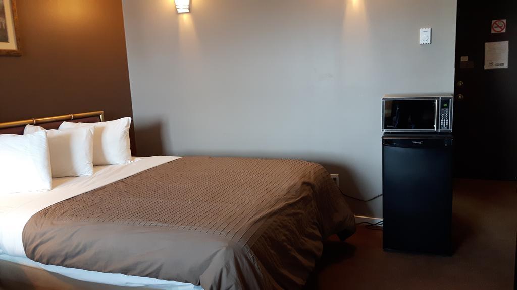 Canway Inn & Suites Dauphin Екстер'єр фото