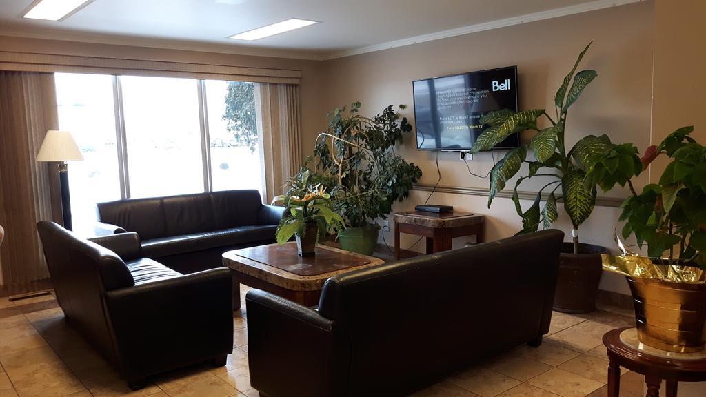 Canway Inn & Suites Dauphin Екстер'єр фото