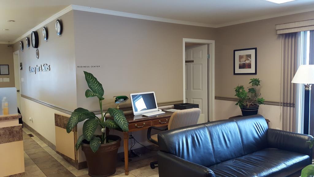 Canway Inn & Suites Dauphin Екстер'єр фото