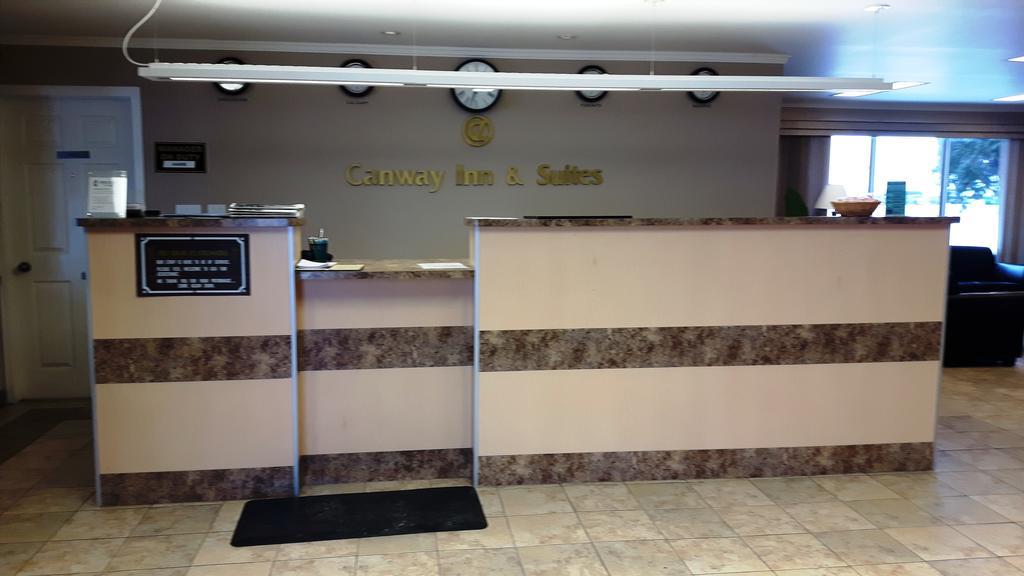 Canway Inn & Suites Dauphin Екстер'єр фото